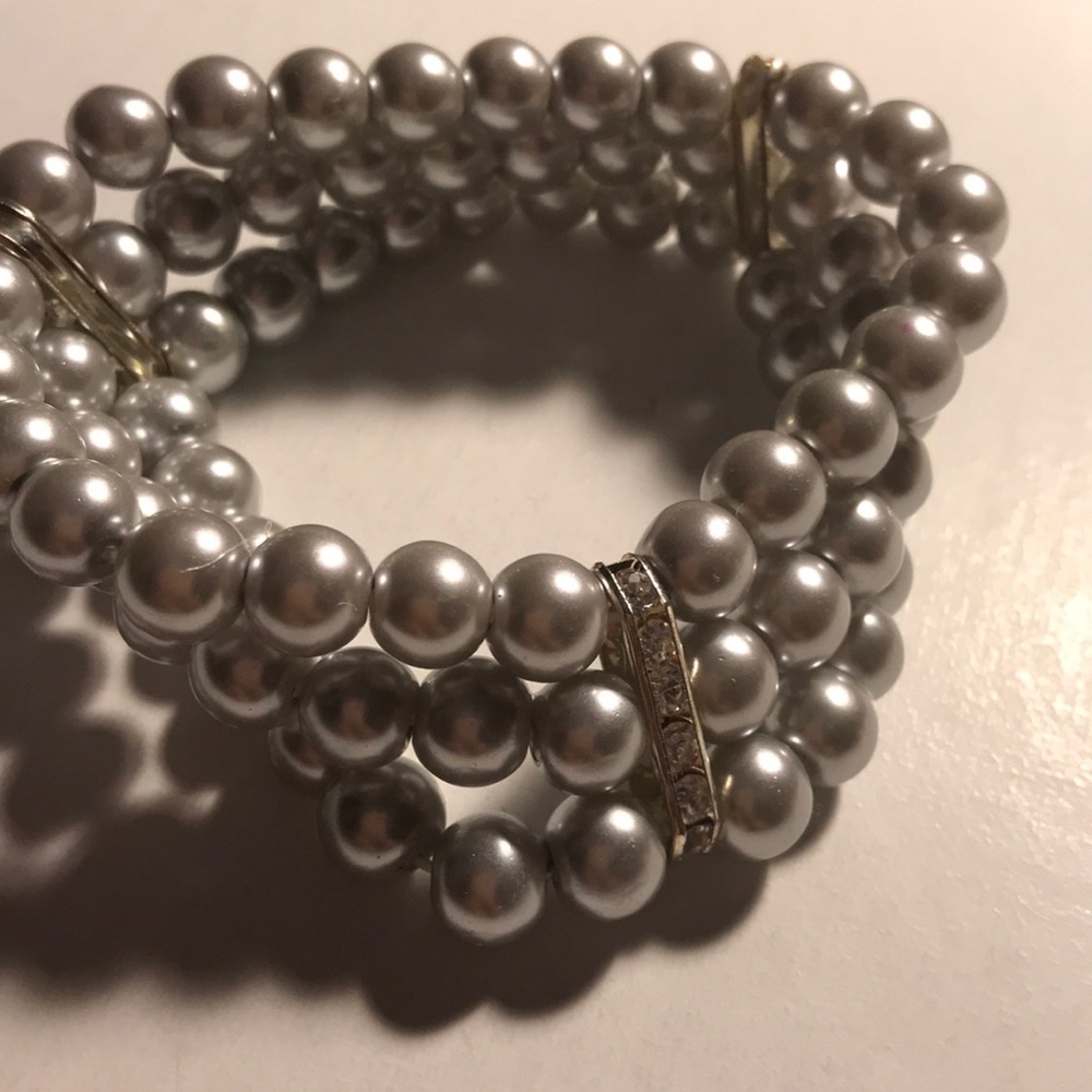 Beautiful gray 3 strand stretch bracelet